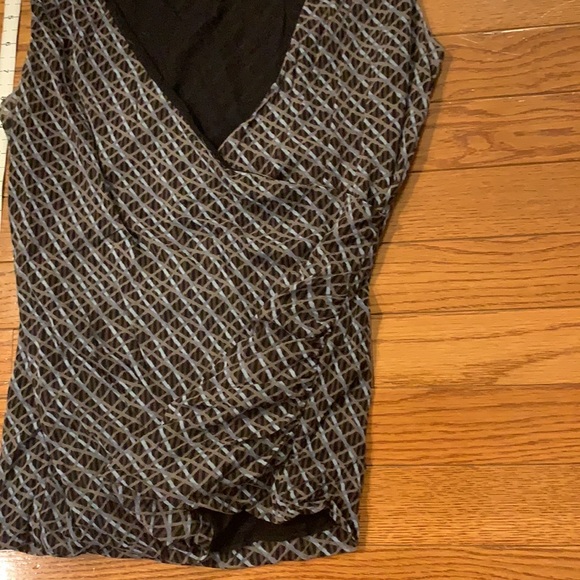 Abstract geometric design, Cross-chest neck line, sleeveless top - Picture 3 of 7